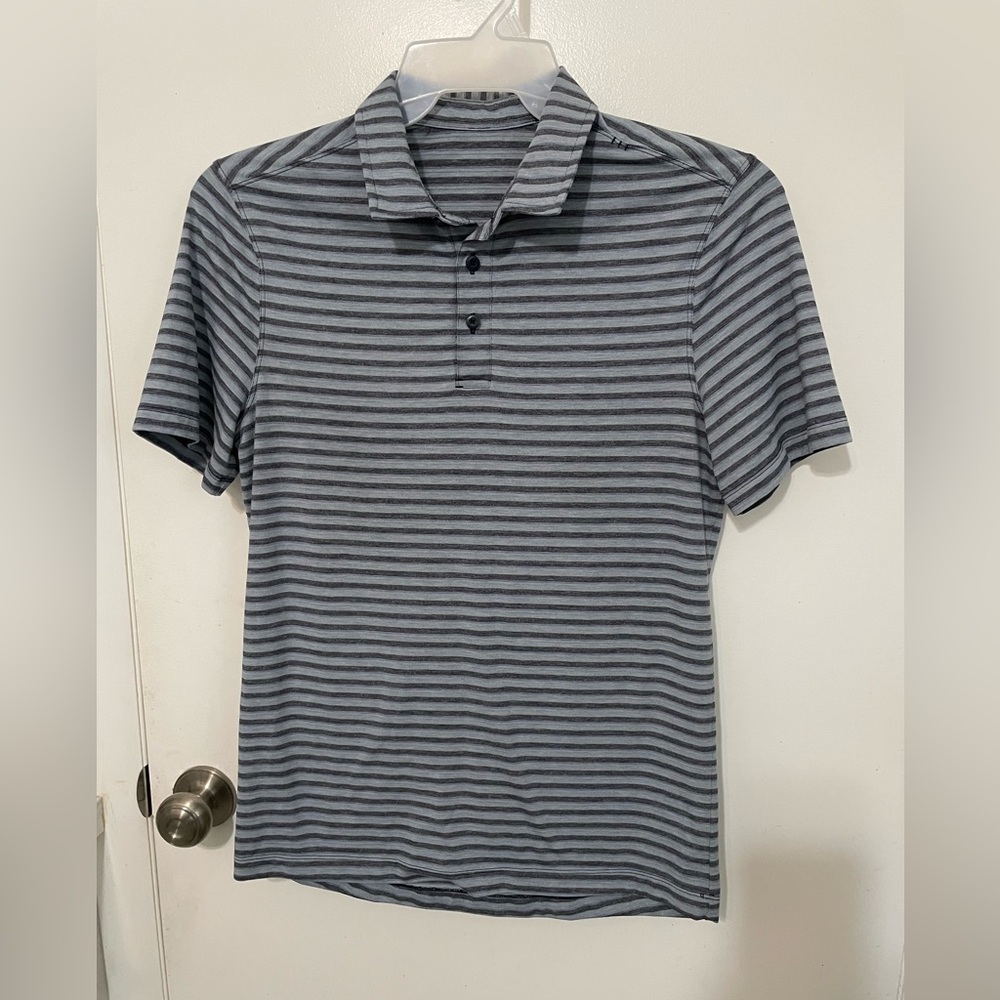 Lululemon Evolution Polo gray blue Stripe short
Sleeve Men’s Small golf Shirt